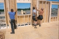 Rys 4: Carpenters building house uid 3.jpg